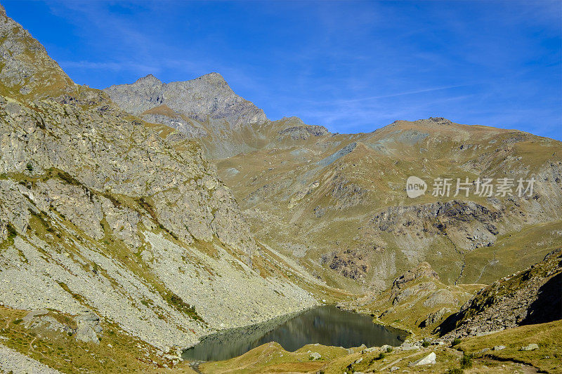 菲奥伦萨湖(Lago Fiorenza)，位于Monviso山脚下，从Pian del Re通往Rifugio Sella的小路上。意大利北部皮埃蒙特的科提亚阿尔卑斯山